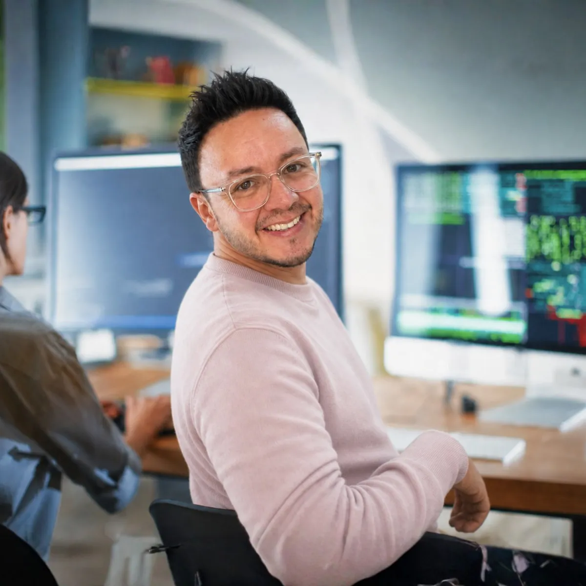Equipo de desarrollo trabajando en una solución tecnológica