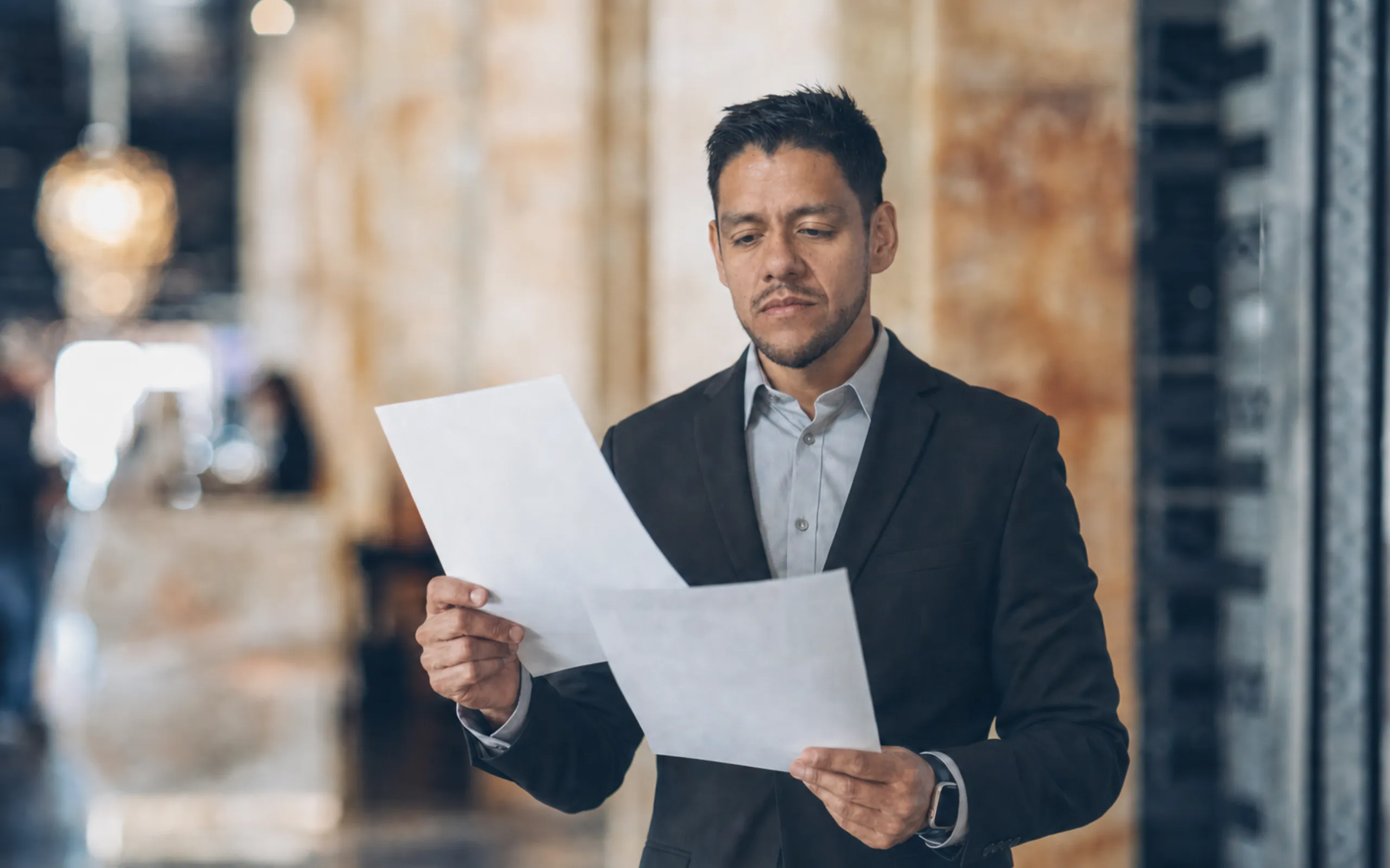 Profesional trabajando con equipo de cómputo y comunicación empresarial